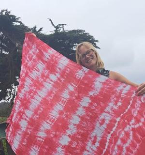 žena drží červené surfové prkno