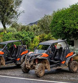 两辆全地形车停在停车场边上