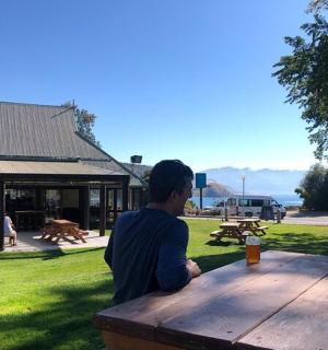 一名男子坐在公园的野餐桌旁