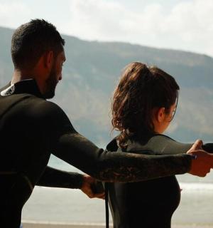 一名男子和一名女子站在海滩上