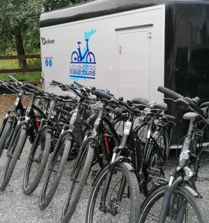 一组自行车停在一辆拖车旁边