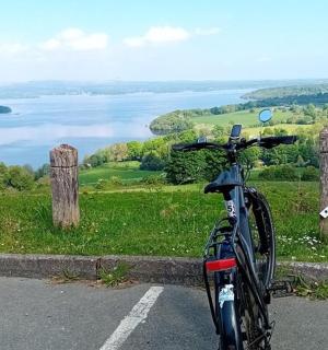 停在路边的自行车