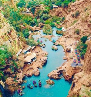 峡谷河流的鸟瞰图