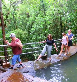 一群人正在过河桥