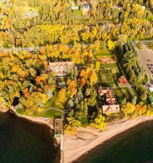 Letecký pohled na dům se stromy a vodou