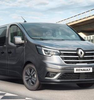 一辆黑色货车停在街上