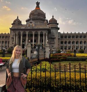 一位女士站在一栋大楼前