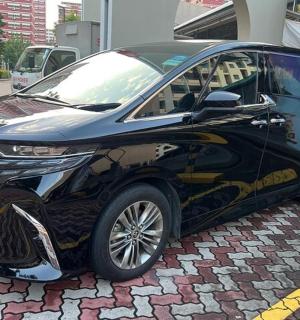 en lille sort bil parkeret på en gade