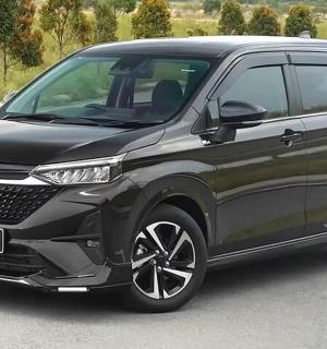 en sort Lexus SUV parkeret på en vej