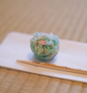 筷子旁边餐巾纸上的绿色小物体