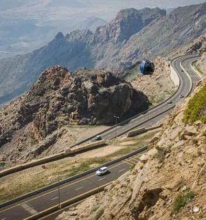 山间有车行驶的道路