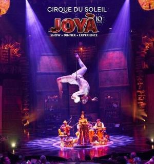 马戏团舞台上的一群人