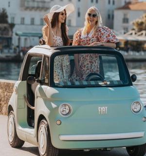 两个女人坐在一辆小车里