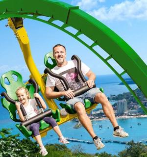 一名男子和一名儿童乘坐过山车