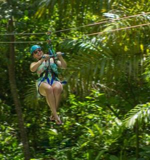 一名女子在丛林中滑索