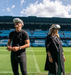 一名男子和一名女子站在棒球场上