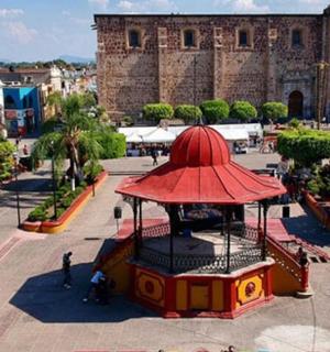 şehirde kırmızı çatılı bir bina