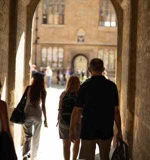 一群人走在小巷里