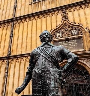 一座站在建筑物前的男人雕像