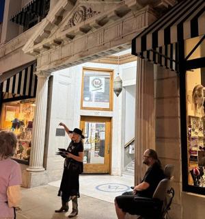 一位女士站在商店前