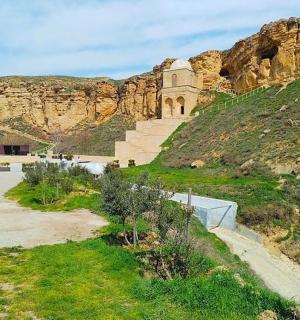 山边的一座建筑