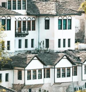 도시에 늘어선 하얀 집들