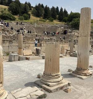 圆形剧场中的一组柱子