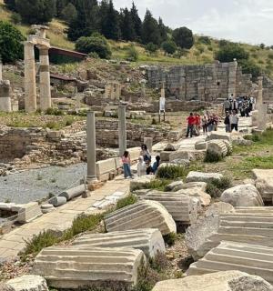 一群人穿过一处古代遗址