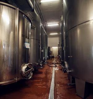 啤酒厂的走廊里摆放着一排啤酒罐