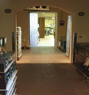 房间里的地板上堆满了盒子