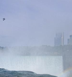 duha před vodopádem s městem