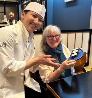 一男一女站在桌子旁边,桌上放着一块蛋糕