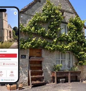 snímek obrazovky starého domu se stromem z iPhonu