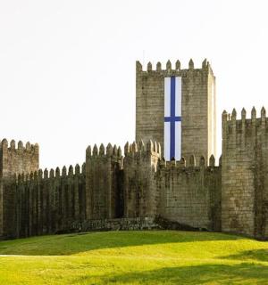 一座顶上有蓝色十字架的大城堡