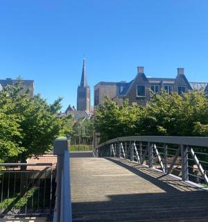 一座横跨人行道的桥，背景是一座城市