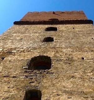 一座顶部有窗户的高砖塔