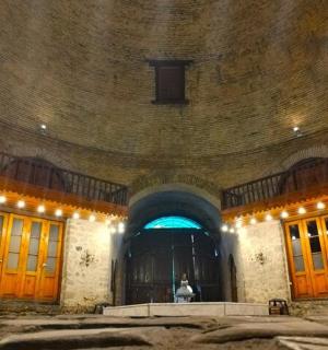 一座带有蓝色灯光舞台的大楼