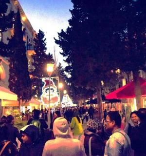 晚上在街上行走的一群人