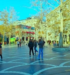 一群人在城市街道上行走