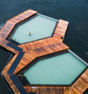 Letecký pohled na dřevěnou loď ve vodě