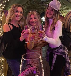 三个女人在聚会上举着酒杯