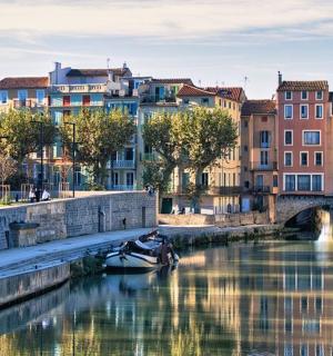 一座有建筑物的城市中的一条河中的船