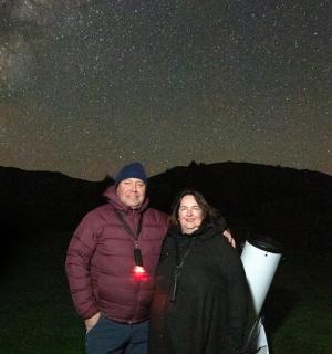 站在星空下的一男一女