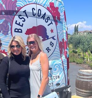 三个女人站在一块牌子前