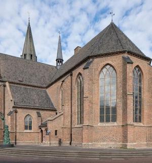 街道上一座带有尖顶的大型砖砌教堂