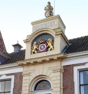 带有雕像的建筑物侧面的时钟