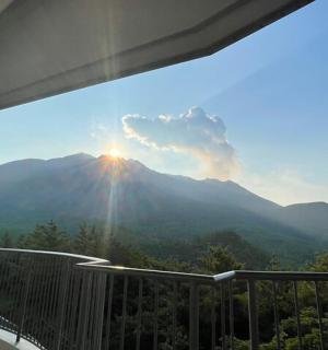 天空中太阳升起的山景