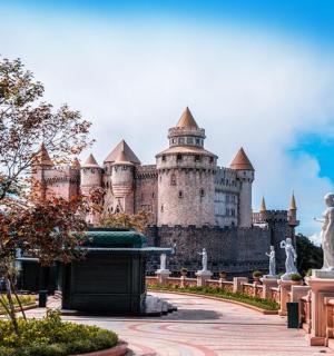 一座前面有雕像的城堡