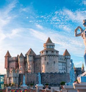 城堡前的女人雕像