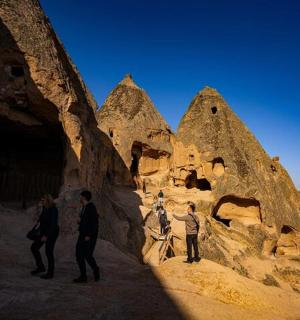 一群人站在岩层周围